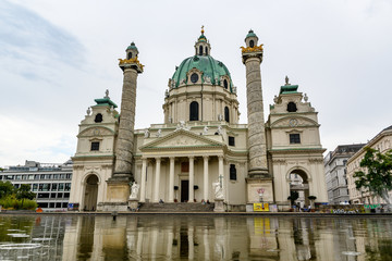 Fototapeta na wymiar St. Charles Church (Karlskirche) in Vienna, Austria