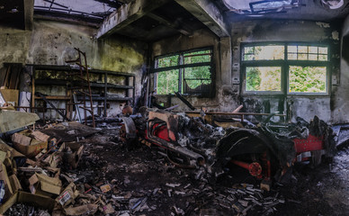 roter ausgebrannter oldtimer panorama