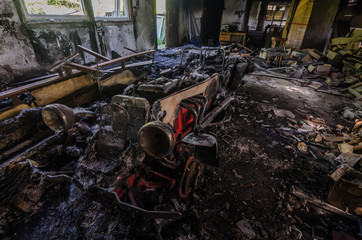 Obraz premium schoener ausgebrannter oldtimer in einer fabrik