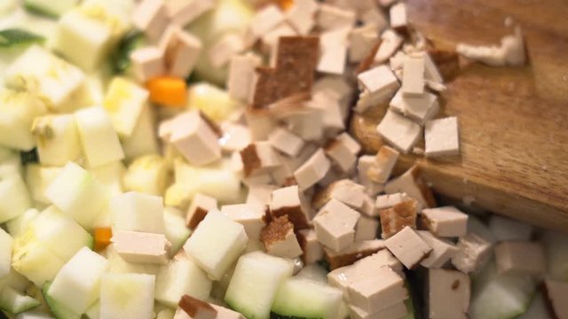 In W&uuml;rfel - Scheiben geschnittenes Tofu - Essen in einer hei&szlig;en Pfanne