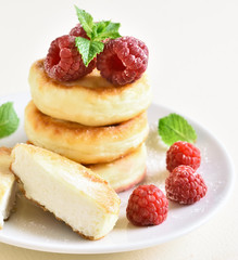 Cottage cheese pancakes with fresh raspberries