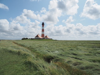 Fototapeta na wymiar Leuchtturm Westerheversand – Wahrzeichen der Halbinsel Eiderstedt in Schleswig-Holstein