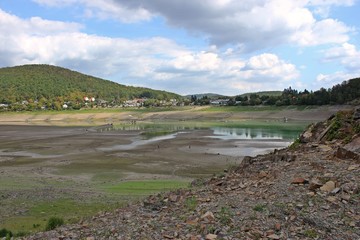 Blick von der Liebesinsel auf den ausgetrockneten Edersee mit der aufgetauchten Brücke nach...
