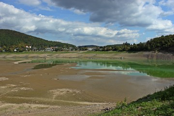 Blick von der Liebesinsel auf den ausgetrockneten Edersee mit der aufgetauchten Brücke nach...