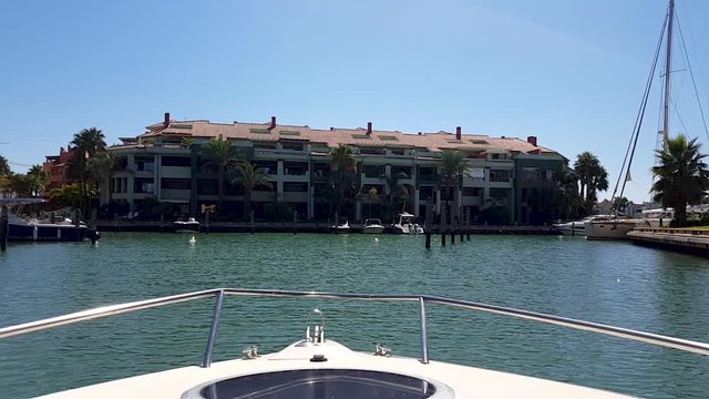 Paseo en barco desde puerto, giro derecha