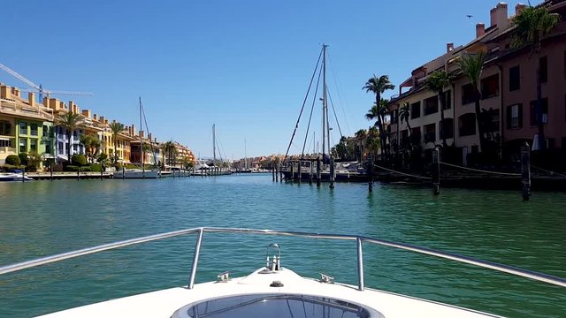 Paseo en barco desde puerto con cielo azul