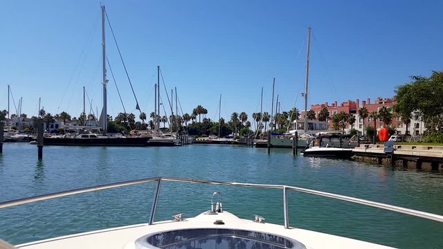 Paseo en barco desde puerto con pantal&aacute;n de fondo
