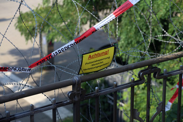polizei Absperrung mit Stacheldraht und warn Hinweis
