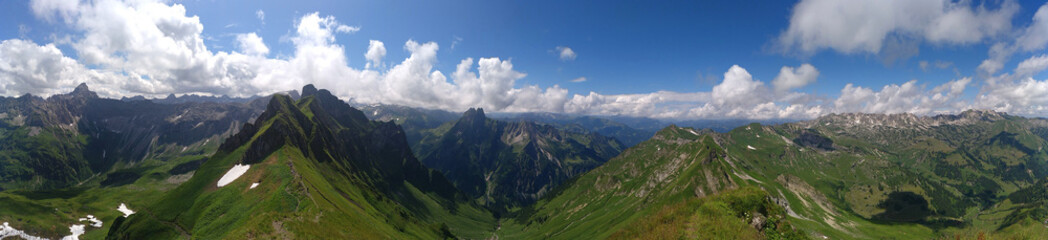 Fototapeta na wymiar Panoramablick in den Allgäuer Alpen
