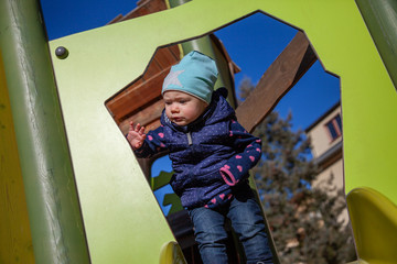 Kind Hannah beim unbeschwerten Spielen auf einem Spielplatz. Das Kindergartenmädchen ist je nach Stimmung aufgeweckt, frech, froehlich, energievoll, eben ein richtig suesses Girly.