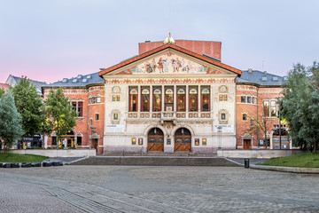Obraz premium The adorned facade of the Aarhus Theatre and the square in the soft evening light