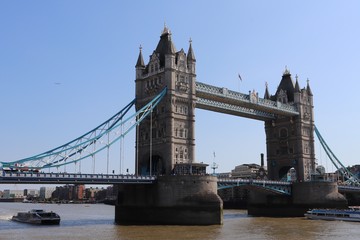 Le pont "Tower Bridge", pont basculant, sur le fleuve Tamise à Londres inauguré en 1894 - Londres - Angleterre