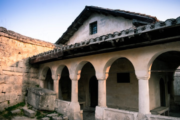 Obraz premium The building of the ancient city with arches and columns