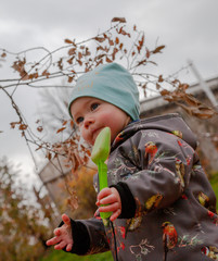 Kind Hannah beim unbeschwerten Spielen in einem Sandkasten. Das Kindergartenmädchen ist je nach...