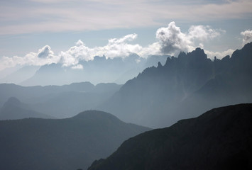 Wanderung im Herbst rund um die Drei Zinnen mit schöner Bergkulisse zur Drei Zinnen Hütte in den Dolomiten in Südtirol Italien 7