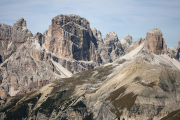 Wanderung im Herbst rund um die Drei Zinnen mit schöner Bergkulisse zur Drei Zinnen Hütte in den Dolomiten in Südtirol Italien 1