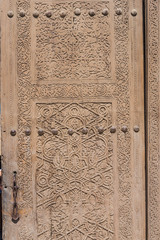 Kunstvoll geschnitzte historische Holztüre, Altstadt von Khiva, Usbekistan