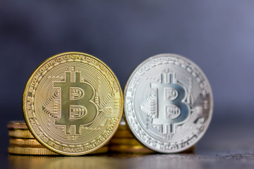 silberne und goldene Bitcoin Münzen vor dunklem Hintergrund (virtuelles Geld oder Kryptowährung)