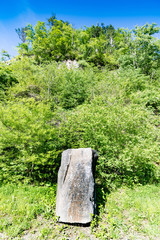 宮城花山の柱状節理岩山の落石