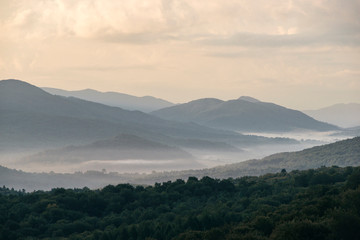 Bieszczady mglisty poranek, Widok na Tarnicę  - obrazy, fototapety, plakaty