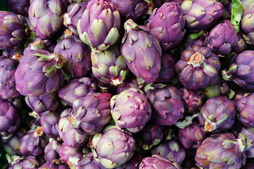 Obraz premium Crate of purple artichokes at a farmers market in Geneva, Switzerland