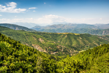 Obraz premium Green hills around Kunora Dardhes in Albania near Fierza