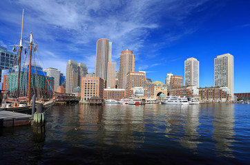 Obraz premium Boston skyline with skyscraper reflections into the ocean, Massachusetts, USA
