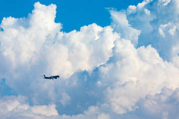 (東京都ｰ風景)夏空の中を飛ぶ飛行機１
