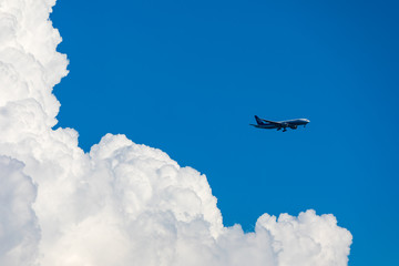 (東京都ｰ風景)夏空の中を飛ぶ飛行機２