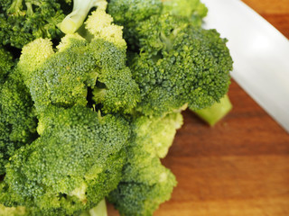 Broccoli en tabla de madera con cuchillo