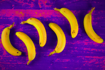 Fondo colorido y con bananas