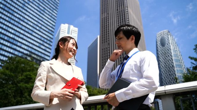 ビジネス　屋外で話すビジネスマン