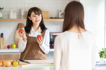 キッチンを使う女性