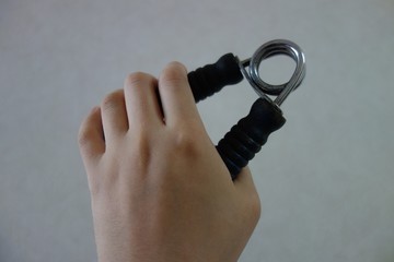 ハンドグリップを手で握る