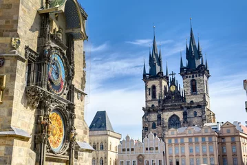 Fotobehang Praag De astronomische klok van Praag, gelegen in het oude stadhuis en de kerk van Onze-Lieve-Vrouw voor Tyn in Praag, Tsjechië.