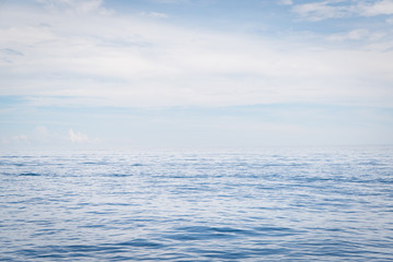 Fototapeta na wymiar Lost horizon in the middle of the ocean