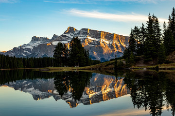 symétrie de la montagne en arrière plan et sa réflection dans l'eau calme