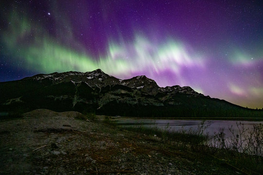 Aurore au dessus d'une montagne dans l'ombre