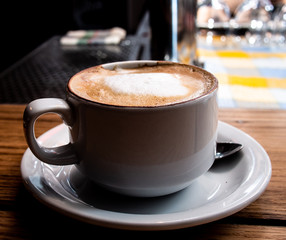 café sombre contrasté avec tasse classique