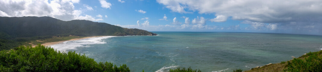 Fototapeta na wymiar vista de la playa u el océano atlántico desde la isla Florianopolis Brasil