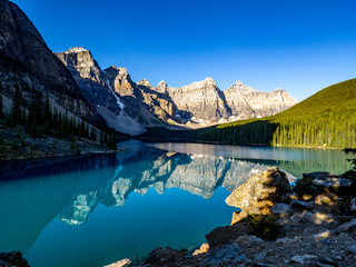 lac avec réflection des montagnes derrière