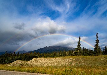 arc en ciel presque complet dans les montagnes