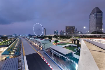 Foto op Plexiglas Singapore Formula One Circuit en stadsgezicht bij nacht © Em Campos