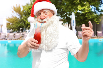 Obraz premium Santa Claus with cocktail at resort