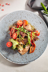 Roast beef salad with fresh and dried tomatoes