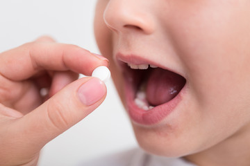 Doctor prescribes allergy pills for a little boy - 289011182