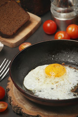 Fried egg with tomatoes and bread