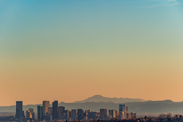 Naklejka premium Denver skyline against a background of mountains