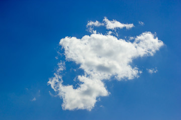 Fototapeta na wymiar Blue sky and beautiful fluffy cloud. Best summer sky photo background.
