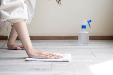 掃除をする女性の手元